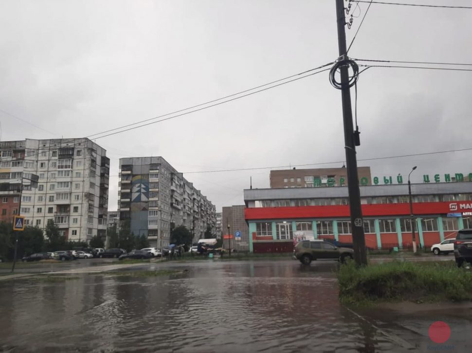 После дождя в Северодвинске подтопило пешеходные переходы и выезды из дворов
